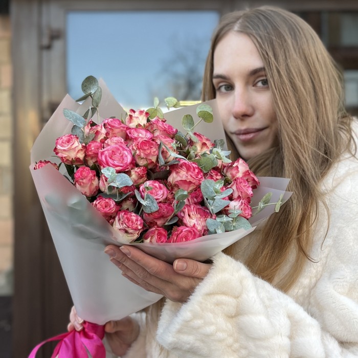 11 кустовых пионовидных роз Сансет мэджик 60 см с эвкалиптом